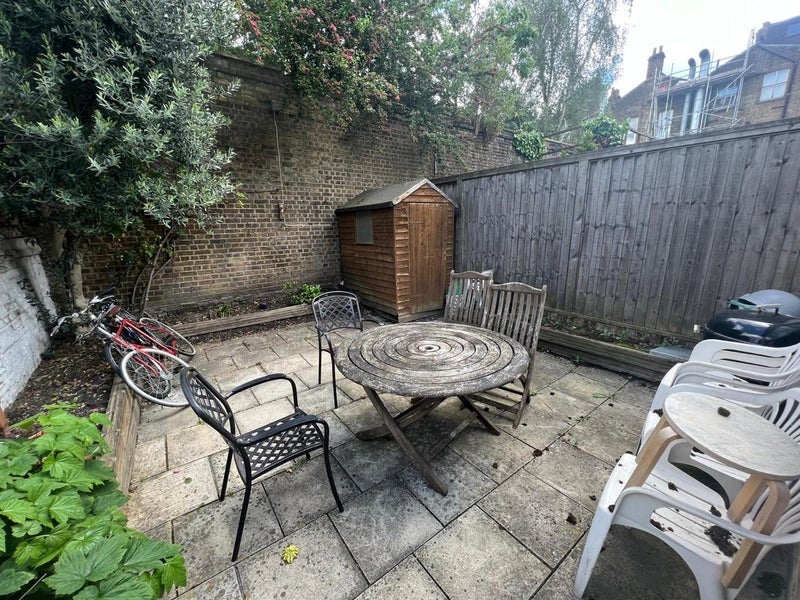 Room Bloemfontein Road in Greater London