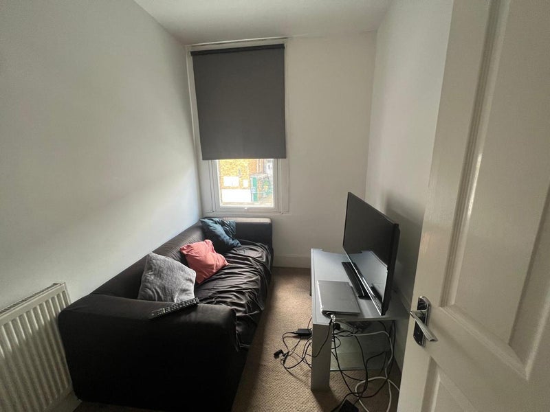 Room Bloemfontein Road in Greater London