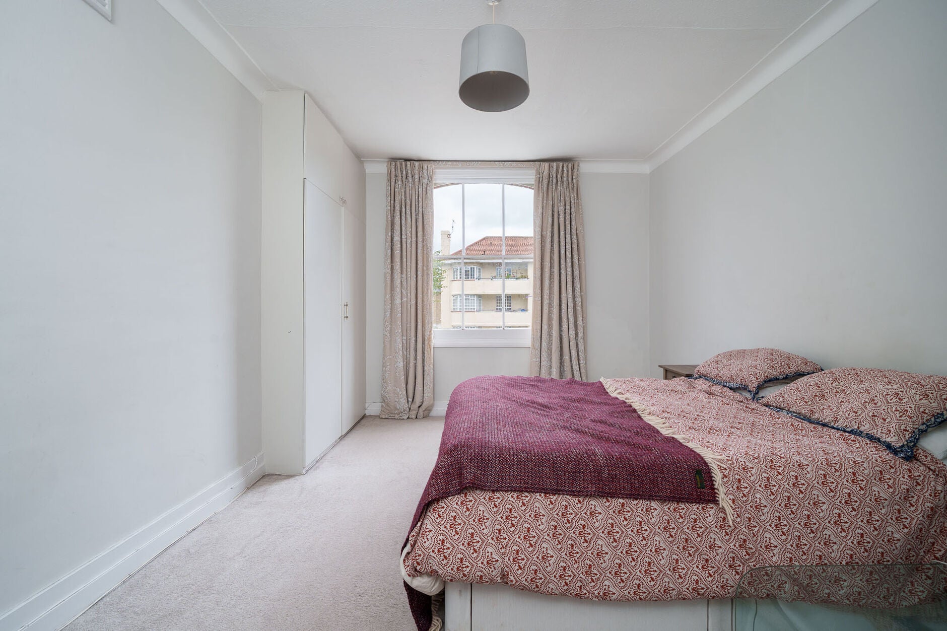 Flat Coningham Road in Greater London