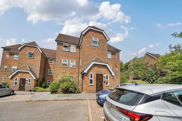 Flat Malmers Well Road in High Wycombe