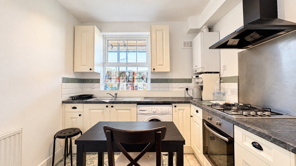Flat Acton Lane in Greater London