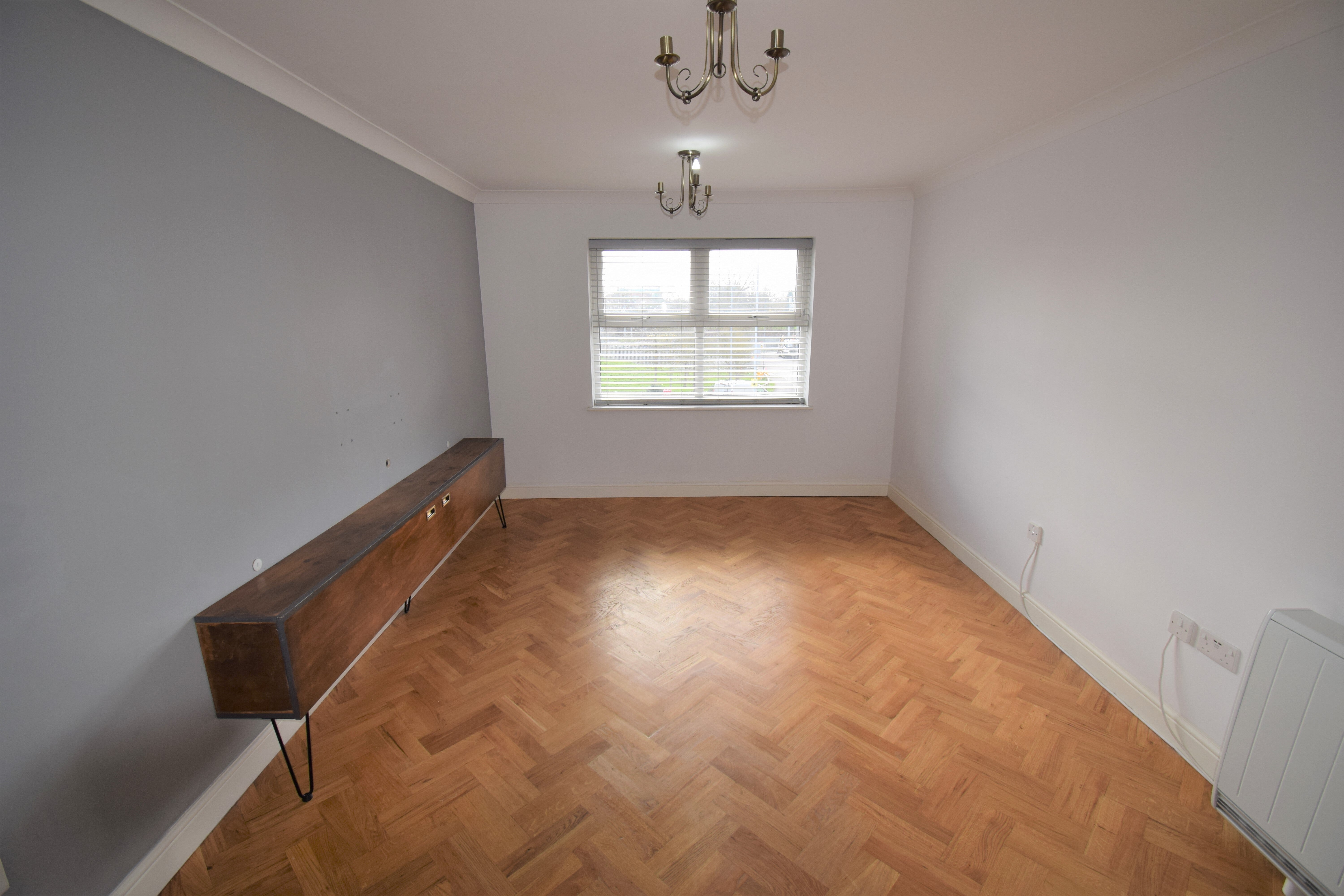 Flat Pickfords Gardens in Slough