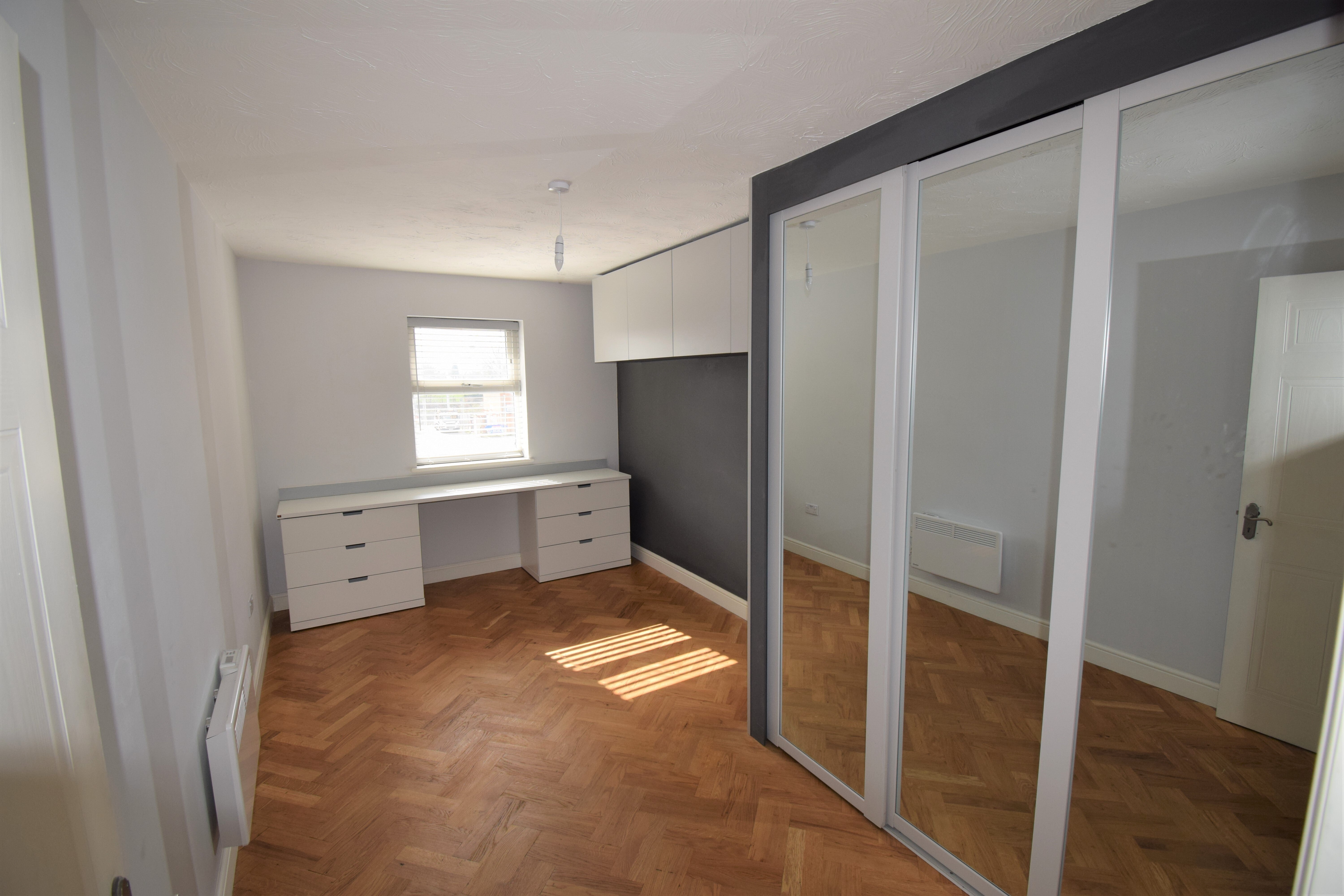 Flat Pickfords Gardens in Slough