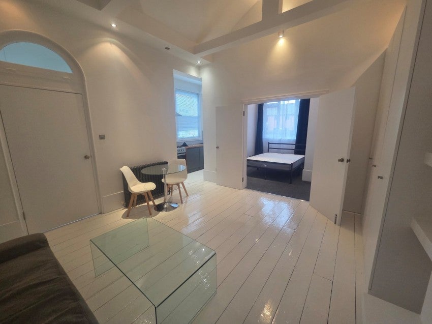 Flat Wellington Road in Deal