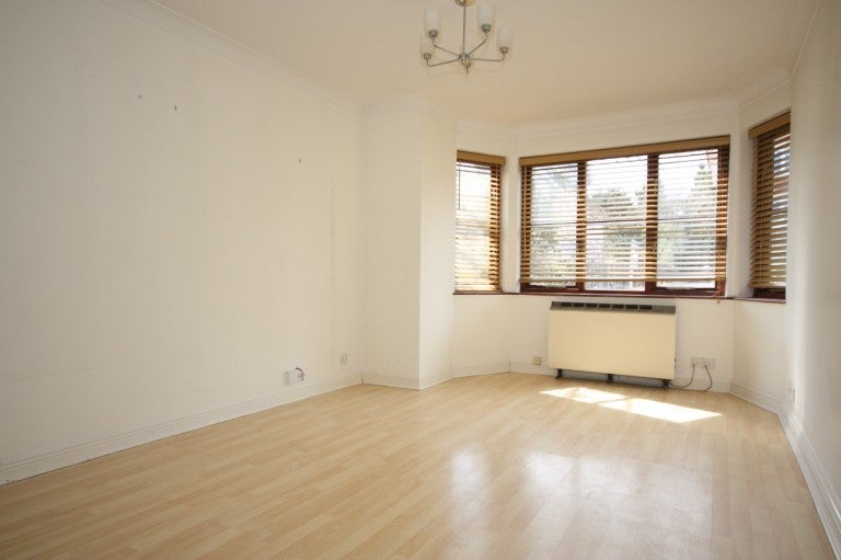 Flat Claremont Avenue in Woking