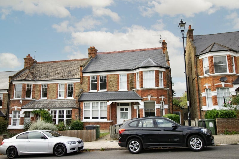 Room Montague Avenue in Greater London