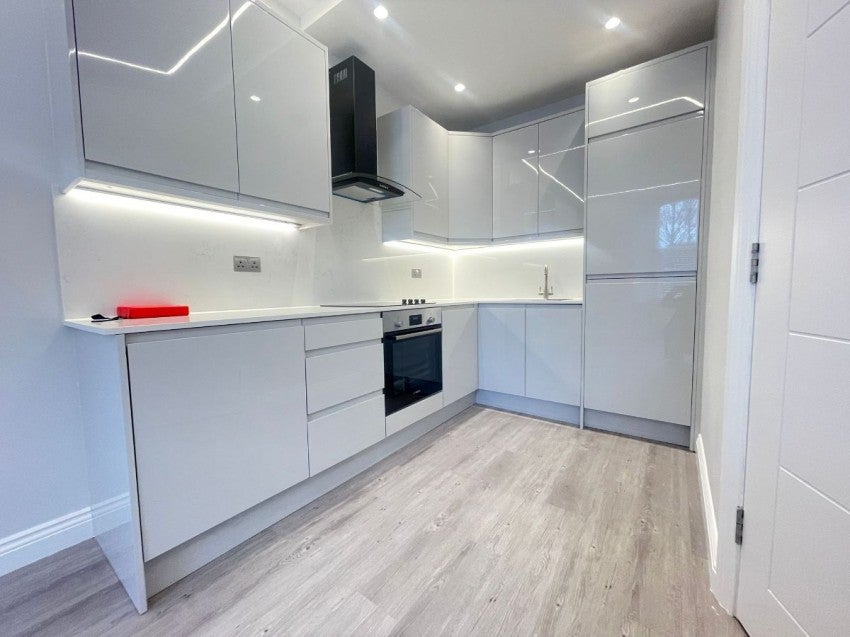 Flat Fairmead Road in Greater London