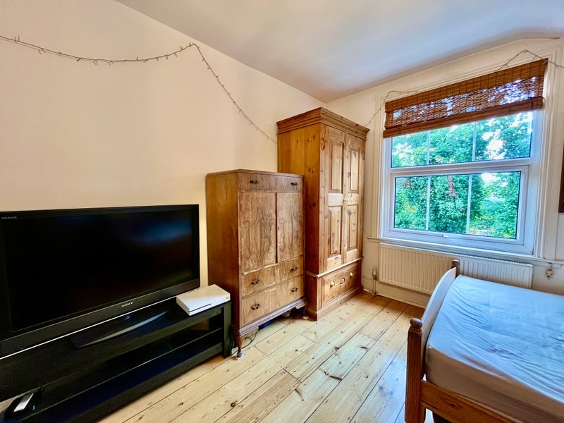 Room Killyon Road in Greater London