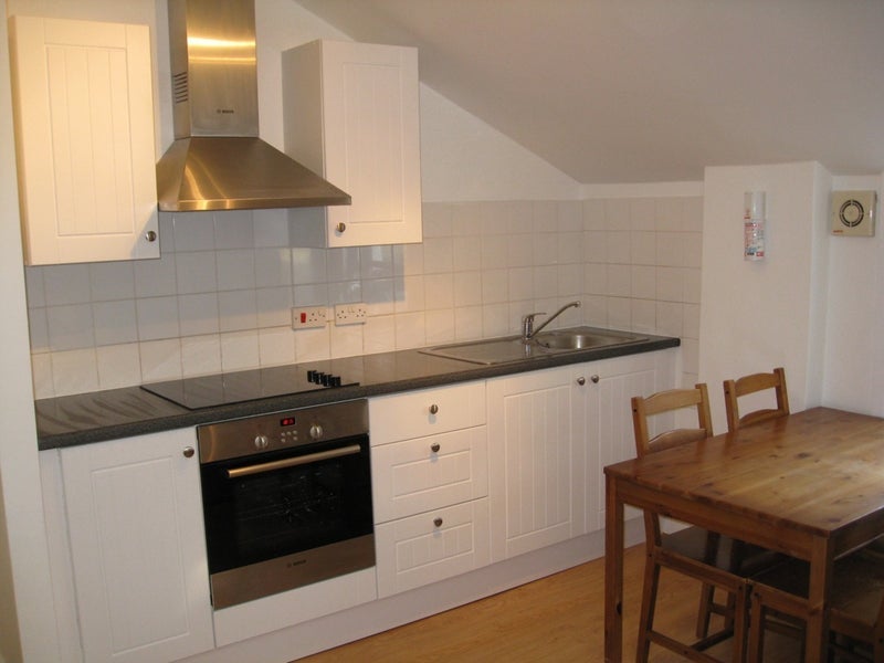 Room Killyon Road in Greater London