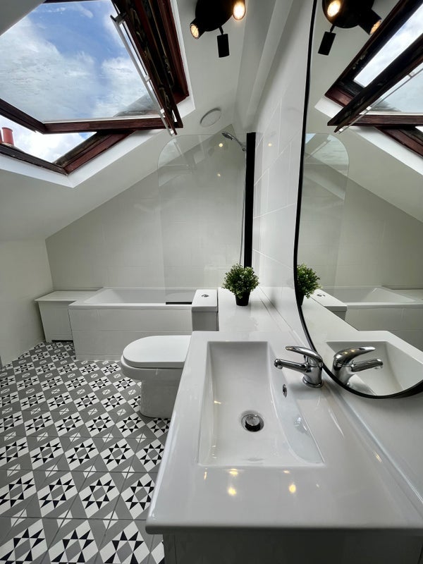 Room Killyon Road in Greater London