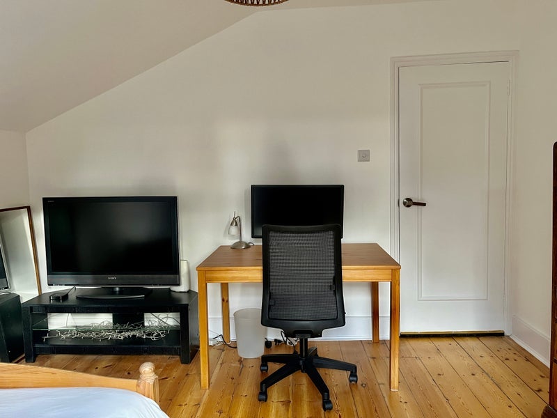 Room Killyon Road in Greater London