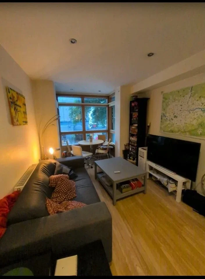 Room Blackstock Road in Greater London