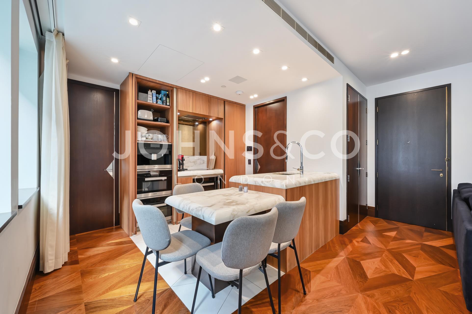 Flat Earls Way in Greater London