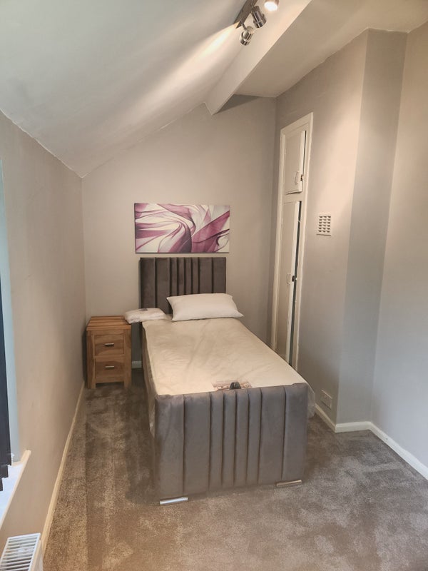 Room Ingle Avenue in Leeds