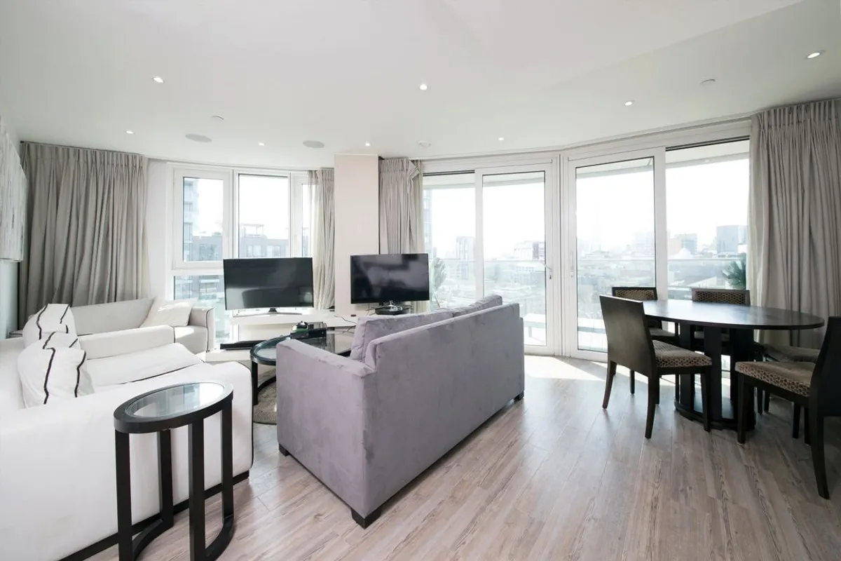 Flat Alie Street in Greater London