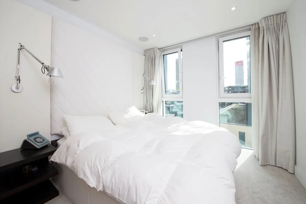 Flat Alie Street in Greater London