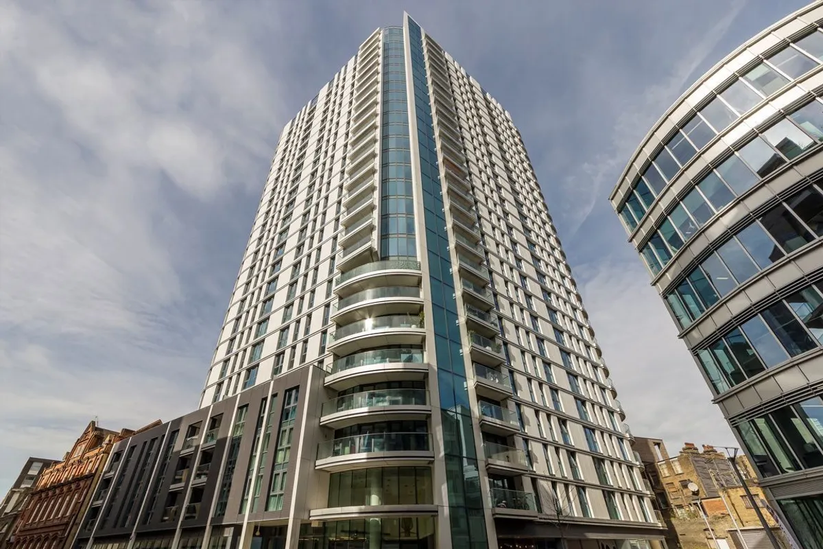 Flat Alie Street in Greater London
