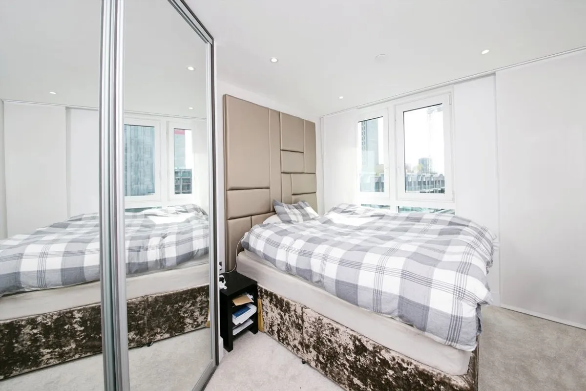 Flat Alie Street in Greater London