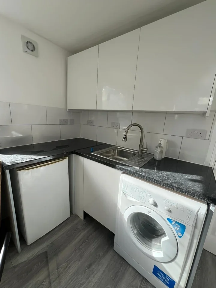 Flat Dallin Road in Greater London