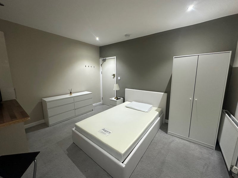 Room Newport Road in Cardiff