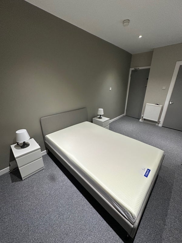 Room Newport Road in Cardiff