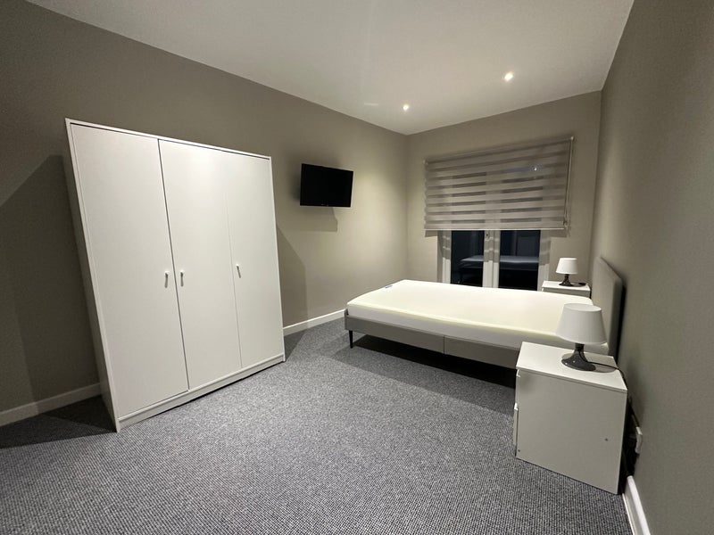 Room Newport Road in Cardiff