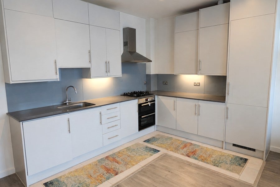 Flat Hipley Street in Woking