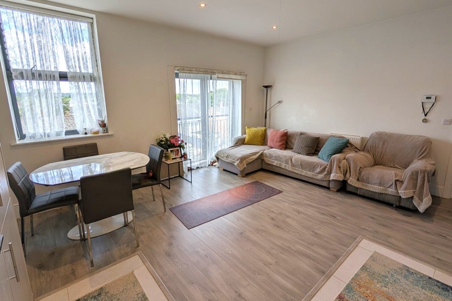 Flat Hipley Street in Woking