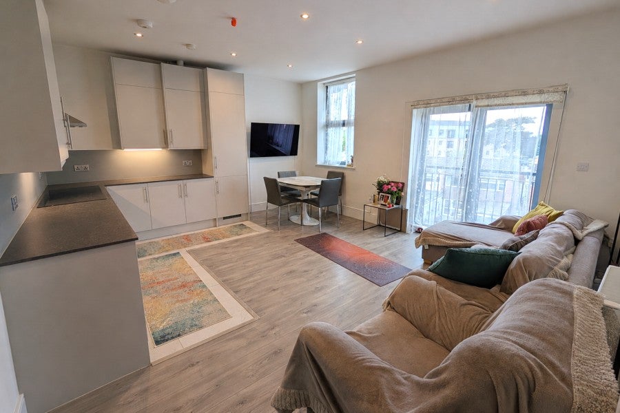 Flat Hipley Street in Woking