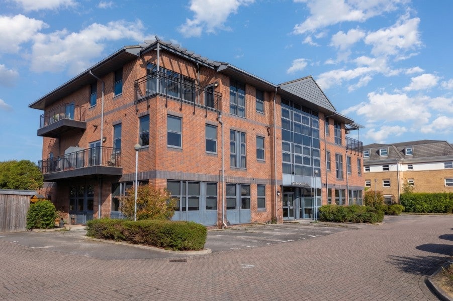 Flat Hipley Street in Woking