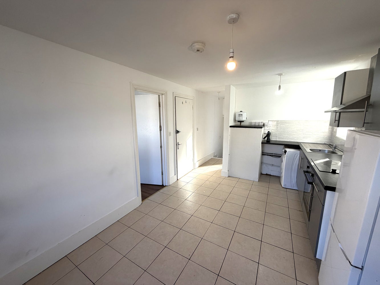 Flat Holmesdale Road in Greater London