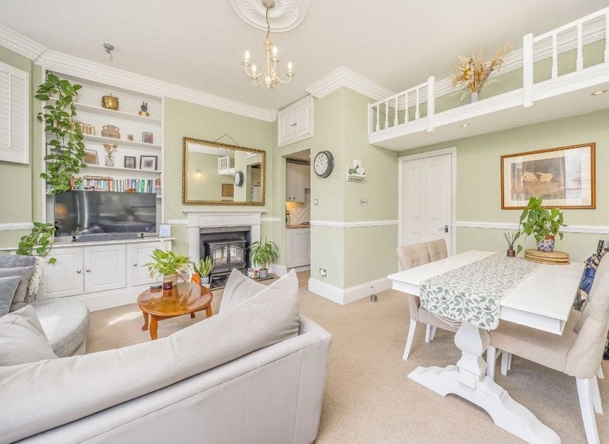 Flat Battersea Rise in Greater London