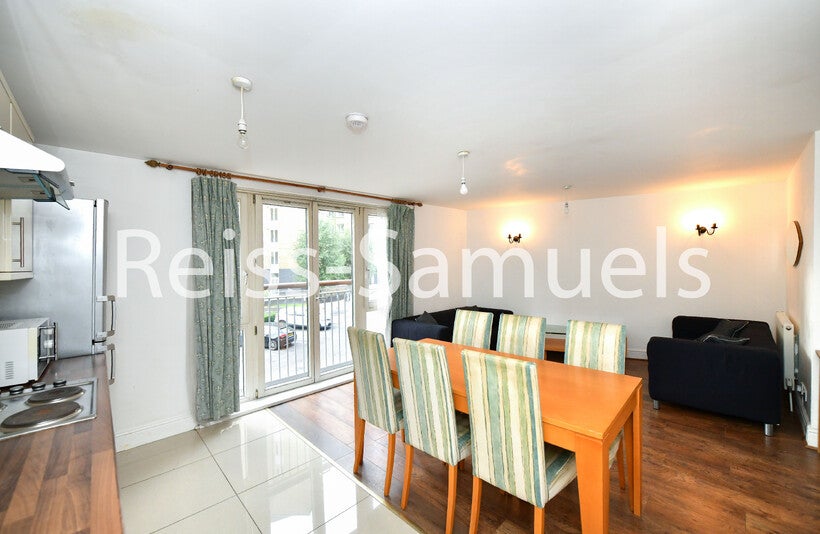 Flat Westferry Road in Greater London
