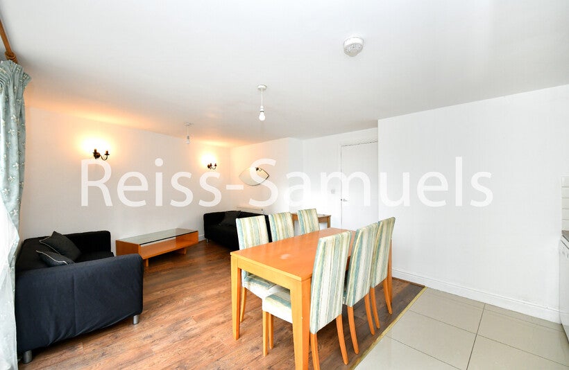 Flat Westferry Road in Greater London