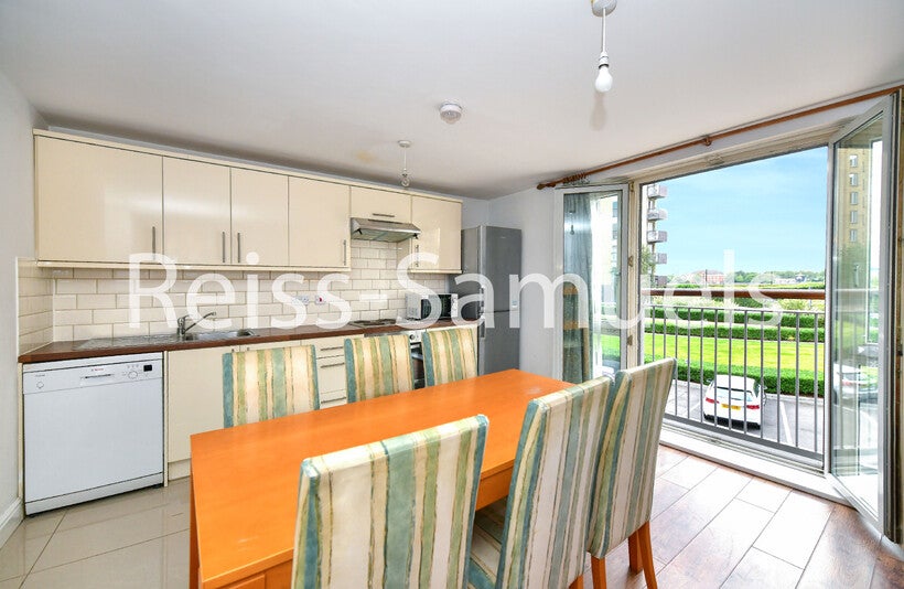 Flat Westferry Road in Greater London