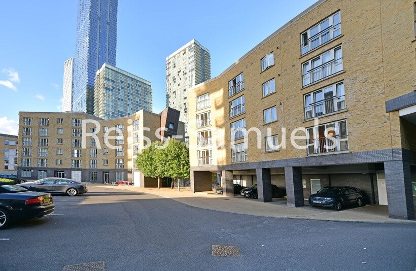 Flat Westferry Road in Greater London