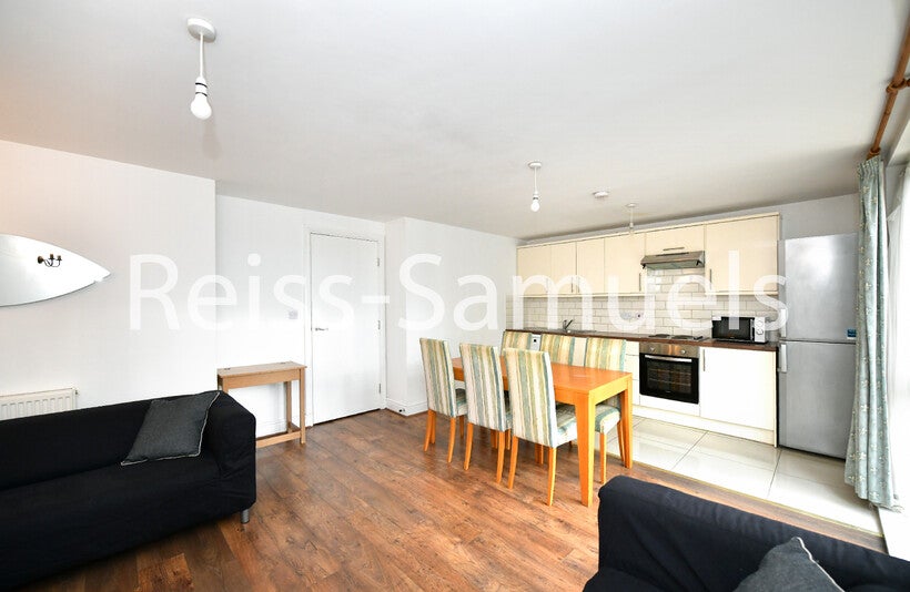 Flat Westferry Road in Greater London