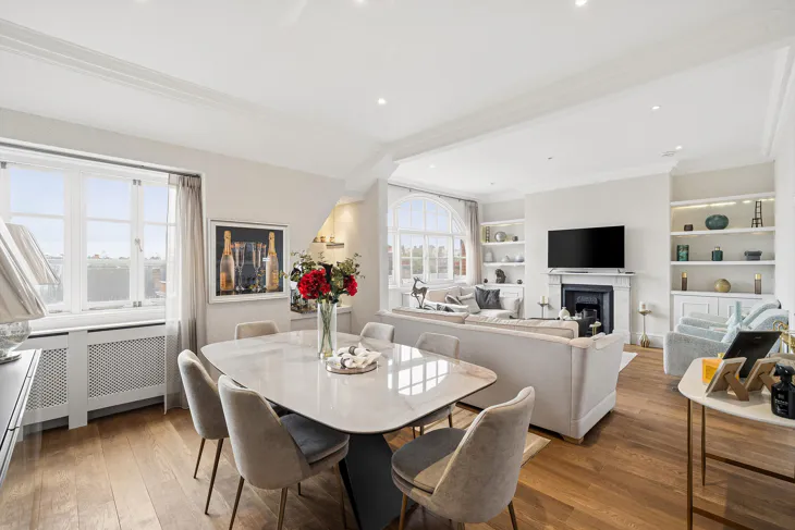 Flat Hammersmith Road in Greater London