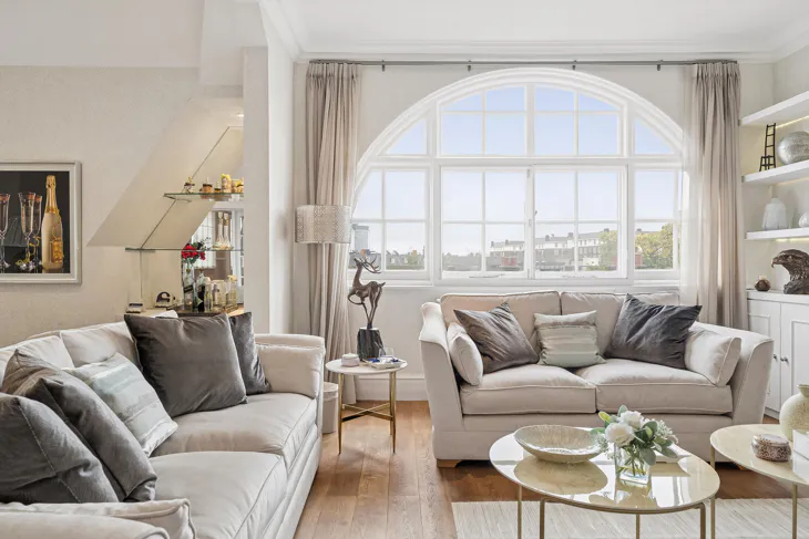 Flat Hammersmith Road in Greater London