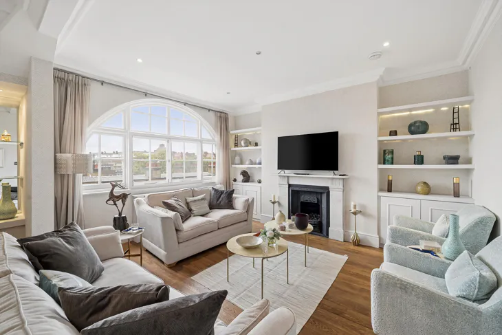 Flat Hammersmith Road in Greater London