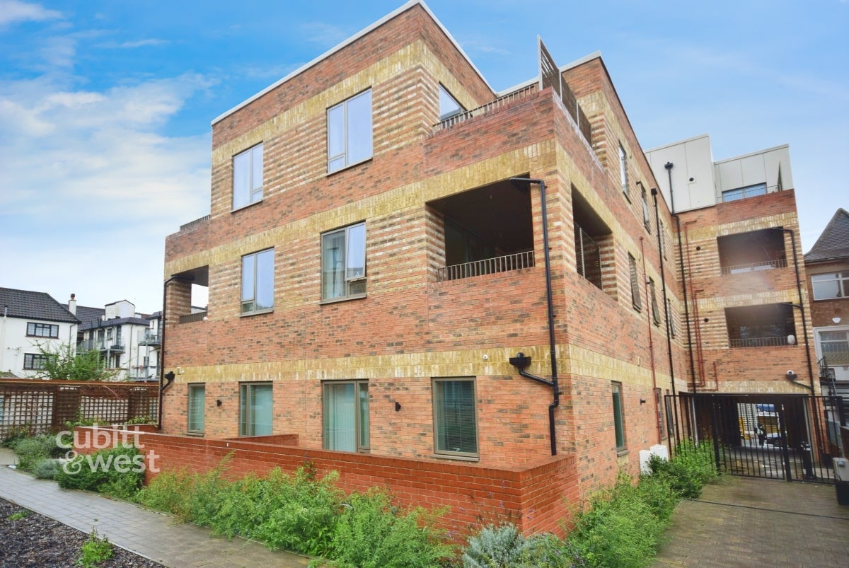 Flat Albion Road in Greater London