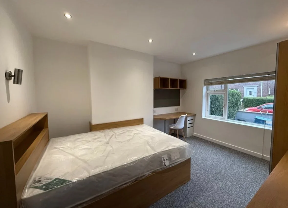 Room Back Roundhill Place in Bradford