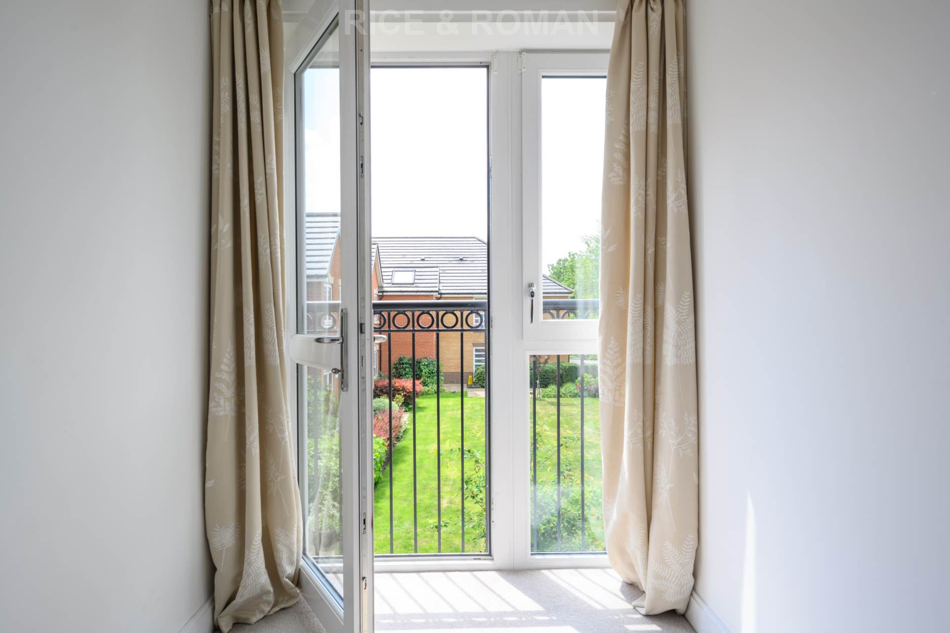 Flat Highfield Road in Elmbridge