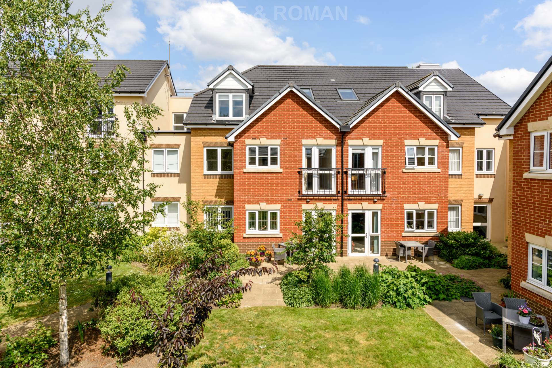 Flat Highfield Road in Elmbridge