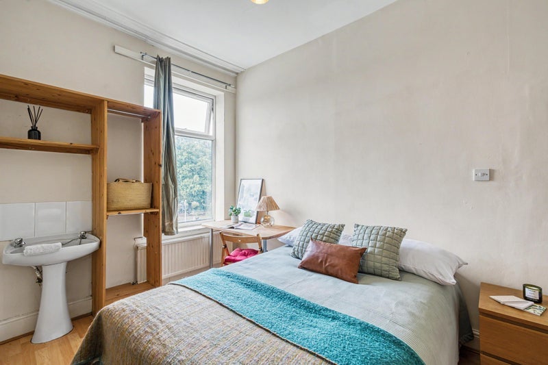 Room Slade Lane in Manchester