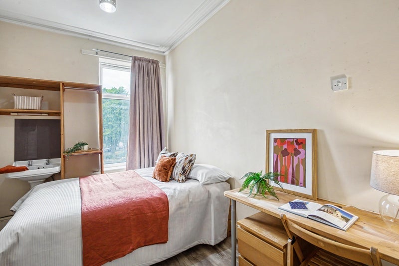 Room Slade Lane in Manchester