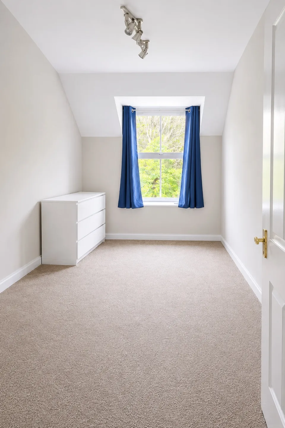 Flat Birch Meadow Close in Warwick