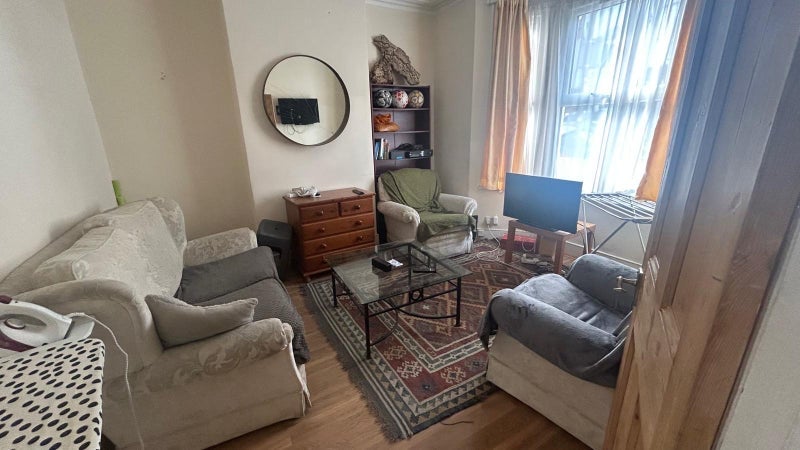 Room Valnay Street in Greater London