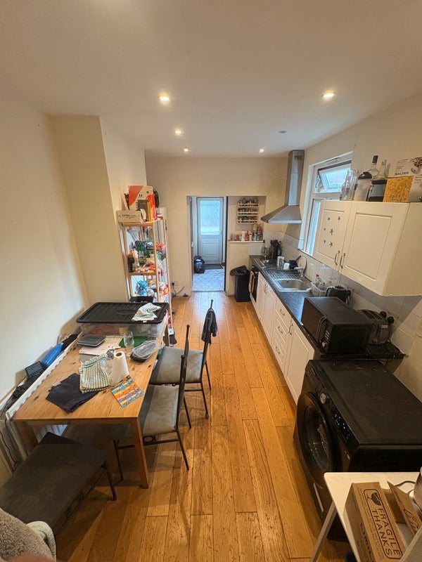 Room Valnay Street in Greater London