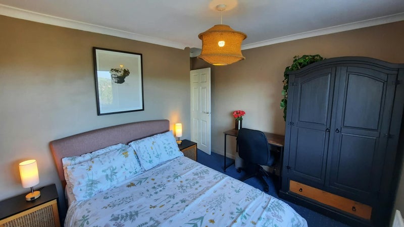 Room Highridge Road in Bristol